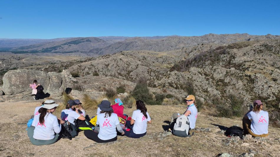 Grupo de la experiencia sentado en la cima mirando las sierras de Córdoba